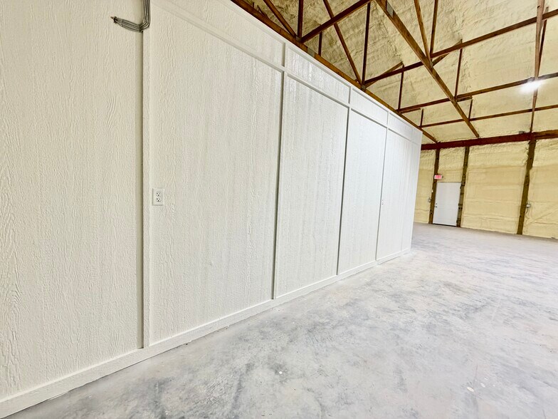 More Photos Of 1030 Moccasin ave, Tahlequah Flex For Lease