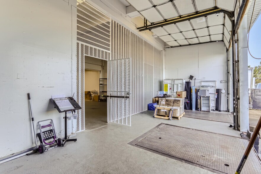 More Photos Of 81 NE Columbia Blvd, Portland Industrial For Sale