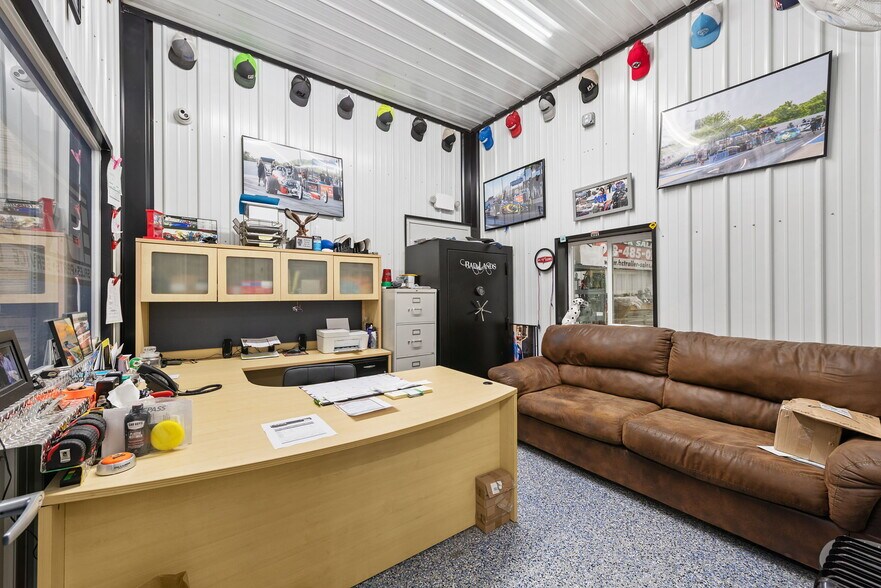 More Photos Of 26091 OK-51, Wagoner Showroom For Sale