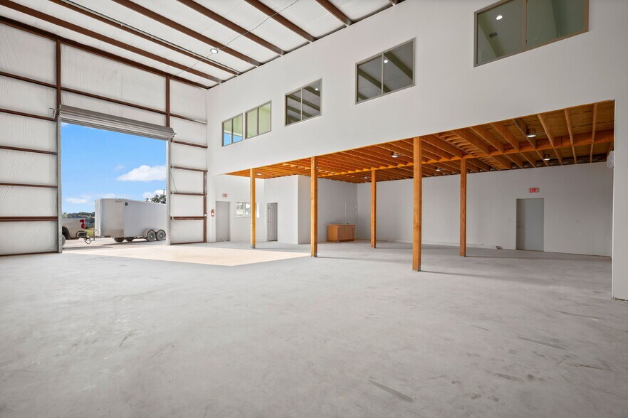 More Photos Of 10020 Darden Hill Rd, Austin Light Distribution For Lease