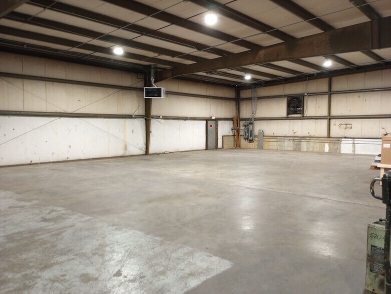 More Photos Of 106 N Central Dr, O'Fallon Warehouse For Lease