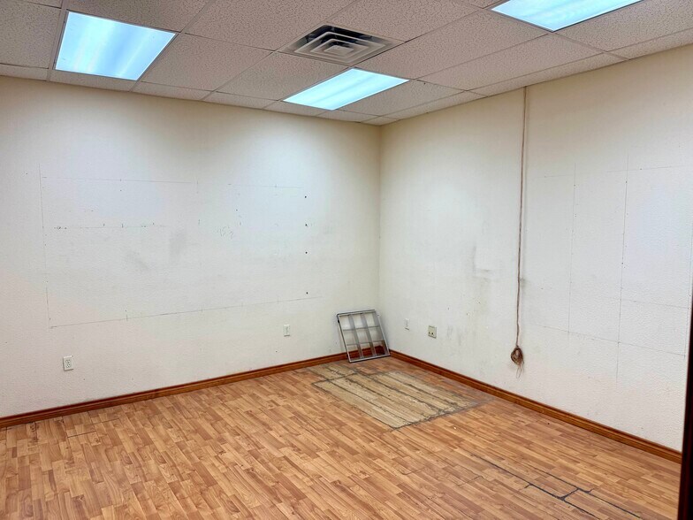 More Photos Of 5607 Kenwick St, San Antonio Showroom For Lease