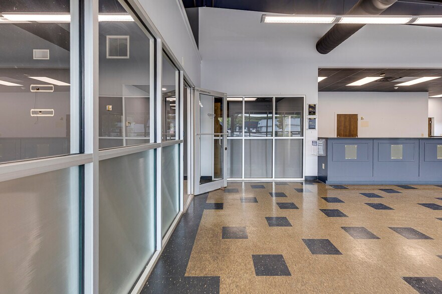 More Photos Of 211 N Pleasantburg Dr, Greenville Light Manufacturing For Sale