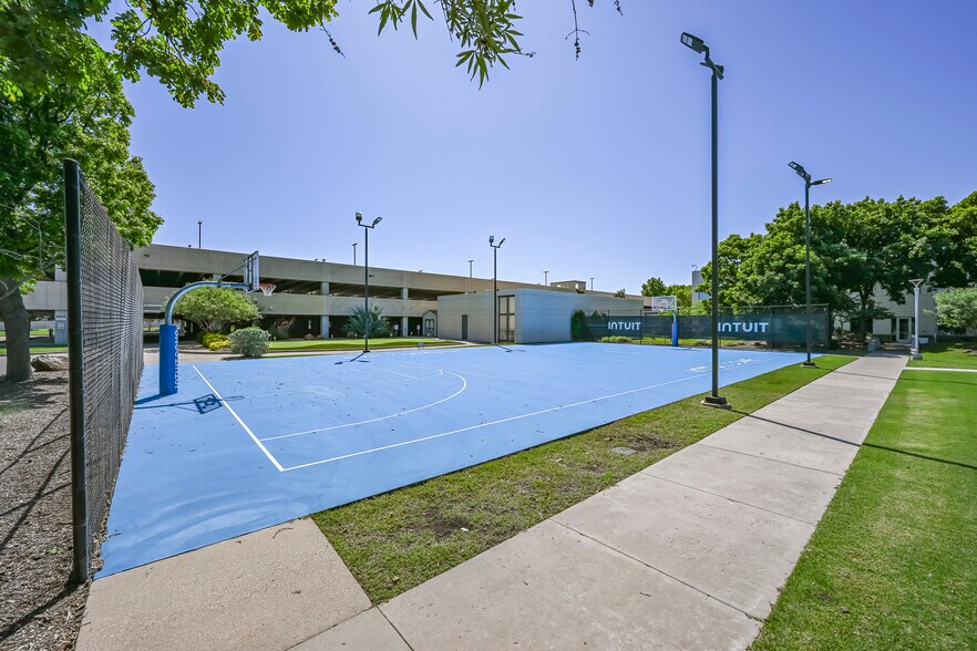 More Photos Of 5601 Headquarters Dr, Plano Office For Sale