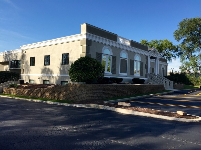 More Photos Of 640 E St. Charles Rd, Carol Stream Medical For Lease