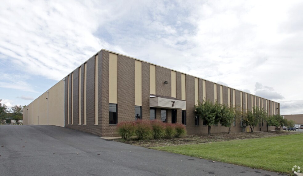 More Photos Of 7 Parkway Pl, Edison Warehouse For Lease