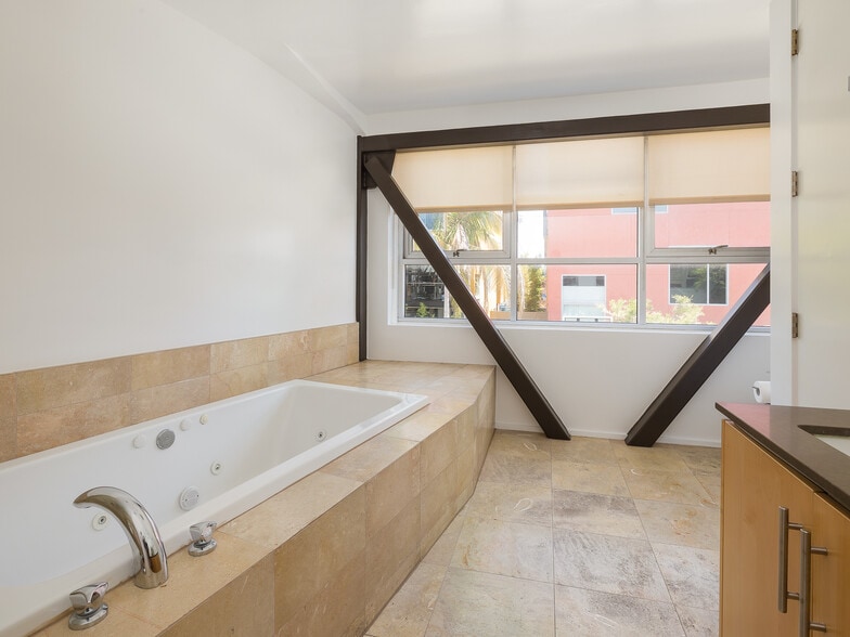 More Photos Of 2100 Abbot Kinney Blvd, Venice Office For Lease