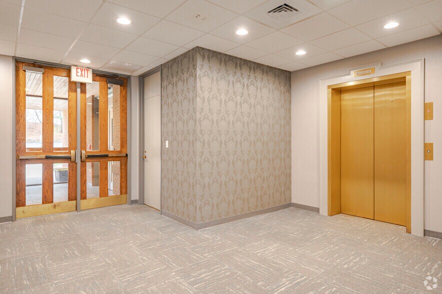 More Photos Of 22 Waterville Rd, Avon Medical For Sale