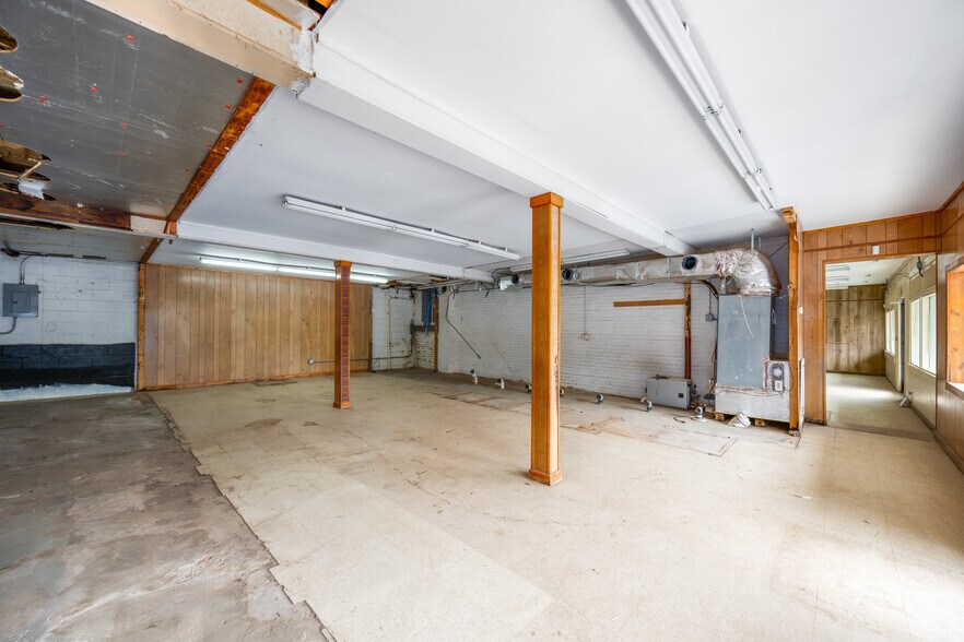 More Photos Of 121 Thompson St, Pittsboro Freestanding For Lease