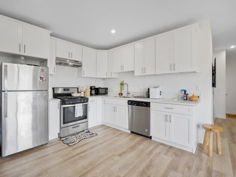 More Photos Of 5535 Carlton Way, Los Angeles Apartments For Sale