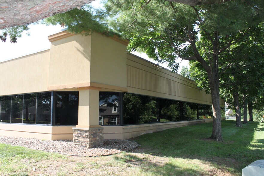 More Photos Of 1300 NW Jefferson Ct, Blue Springs Office For Sale