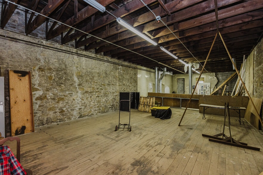 More Photos Of 830 N Kansas Ave, Topeka Bar For Sale