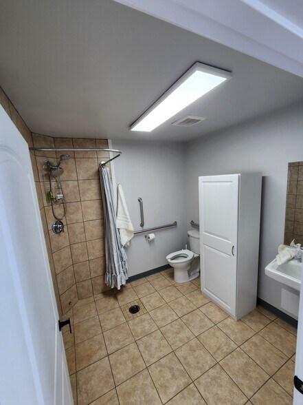 More Photos Of 1409 Lockheed Dr, Bismarck Warehouse For Sale