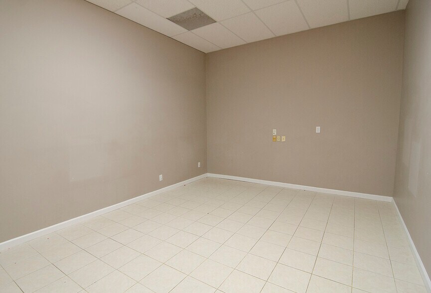More Photos Of 1000-1052 Eagle Lake Dr, Lawrenceburg Unknown For Lease