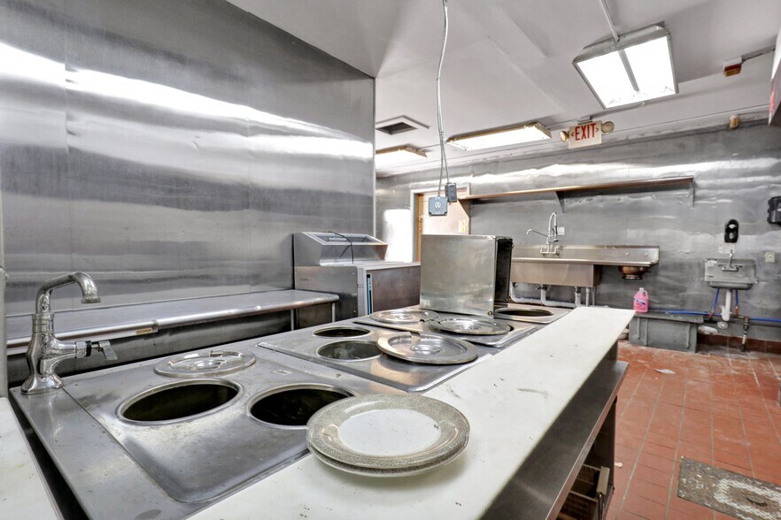 More Photos Of 323 S Main St, Eaton Rapids Freestanding For Sale