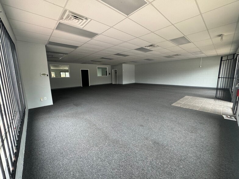 More Photos Of 8230 Lake June Rd, Dallas Storefront Retail Office For Lease