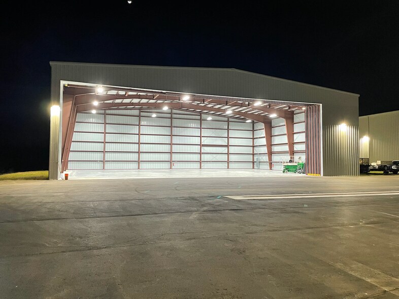 Primary Photo Of 2006 Mainsail, Naples Airplane Hangar For Lease
