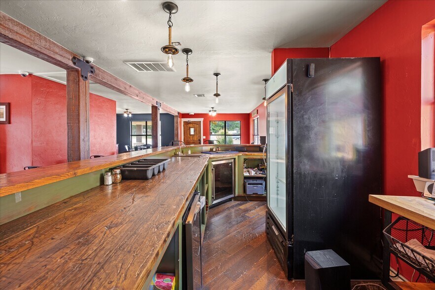 More Photos Of 629 W Main St, Yukon General Retail For Lease