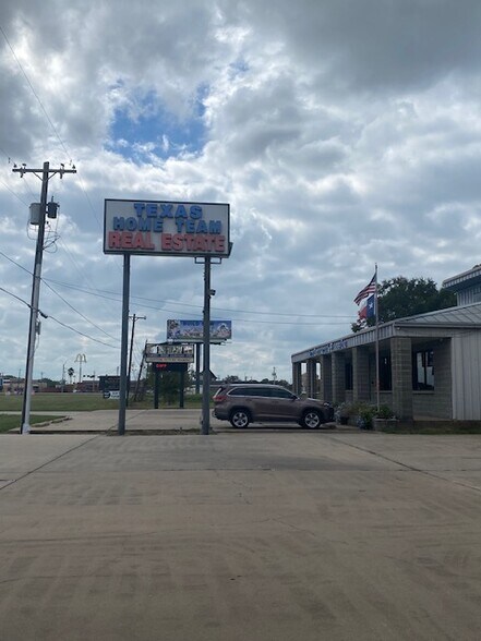 More Photos Of 2670 Highway 35 Byp S, Alvin Office For Lease