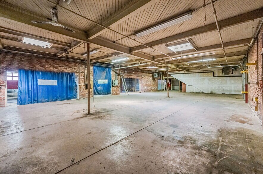 More Photos Of 590-628 Center St, Chicopee Warehouse For Lease