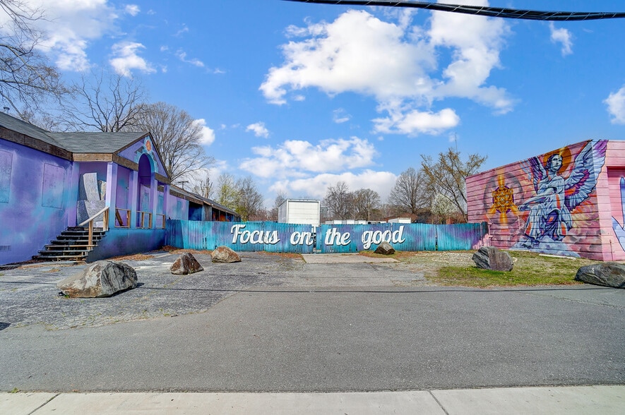 More Photos Of 1725 N Tryon St N, Charlotte Freestanding For Sale