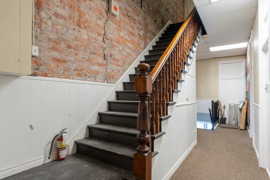 More Photos Of 21 Market Pl, Stratford Storefront Retail Residential For Sale