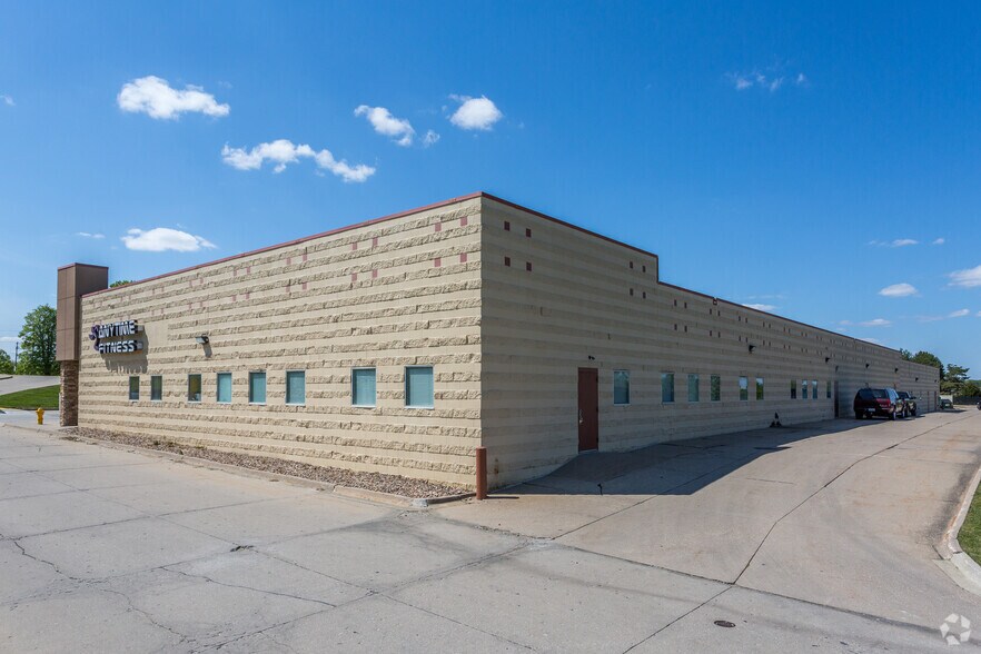 More Photos Of 8401-8475 Hickman Rd, Urbandale Storefront For Lease