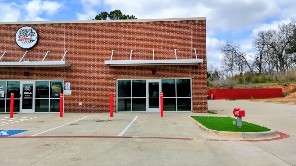 More Photos Of 2212 Crockett Rd, Palestine Freestanding For Lease