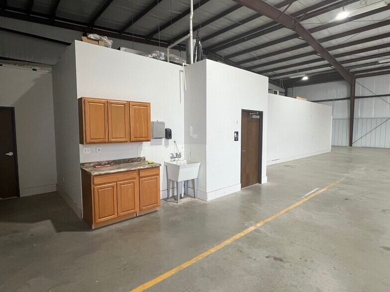 More Photos Of 7428 Melrose Ln, Oklahoma City Warehouse For Lease