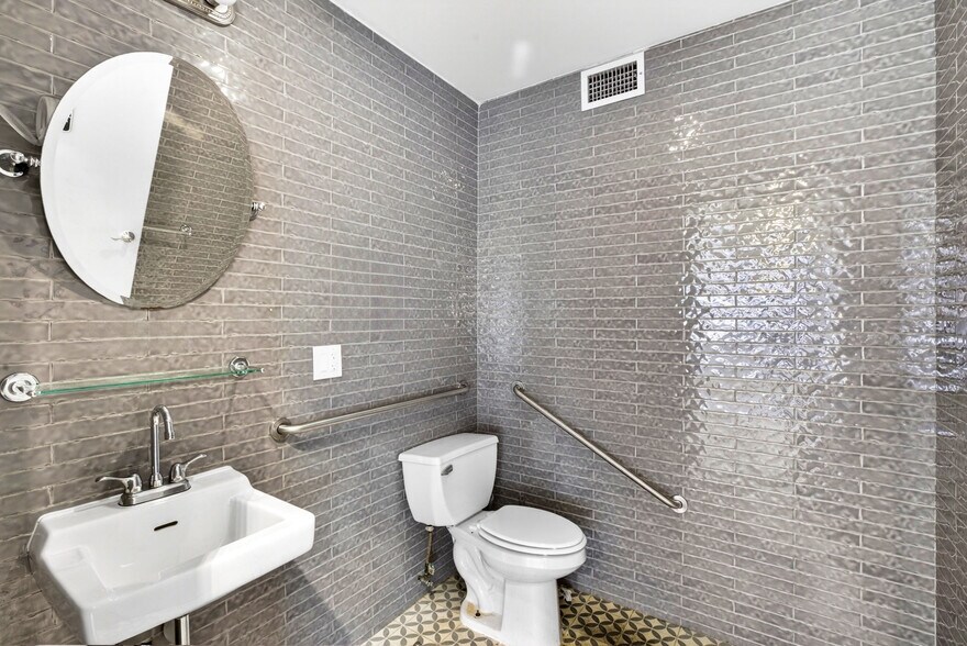 More Photos Of 178-02 Jamaica Ave, Jamaica Storefront Retail Office For Lease