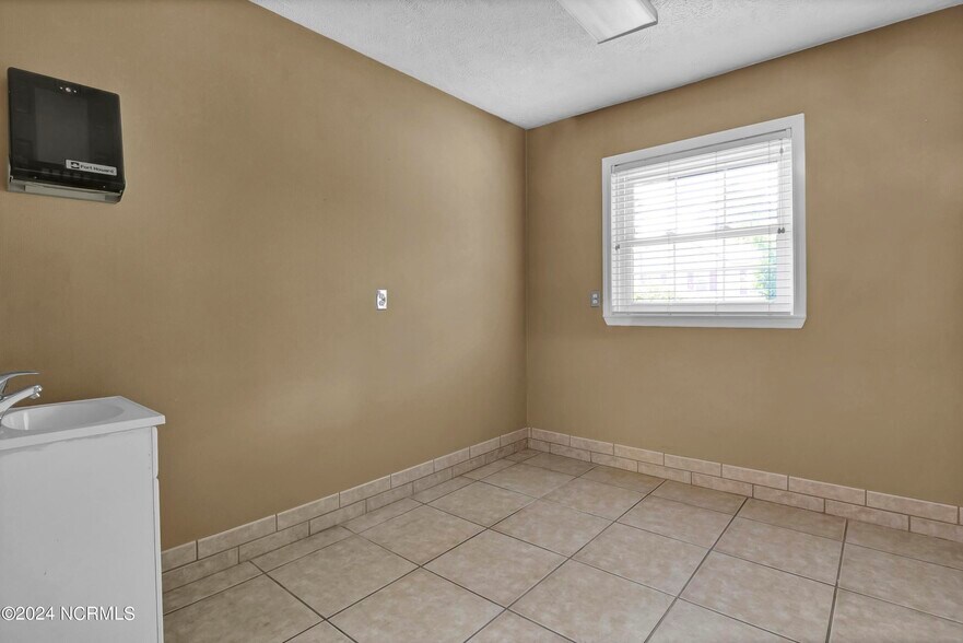 More Photos Of 333 Jefferson St, Whiteville Office For Sale