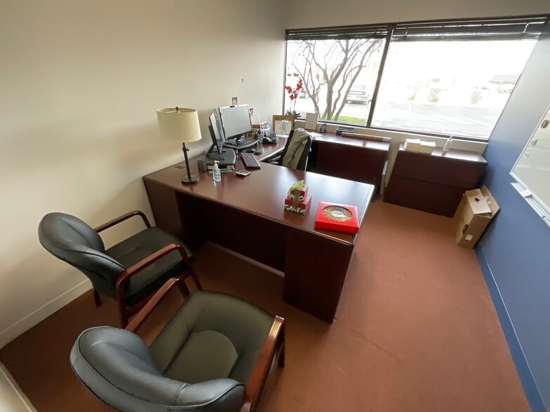 More Photos Of 2505 S Finley Rd, Lombard Office For Sale