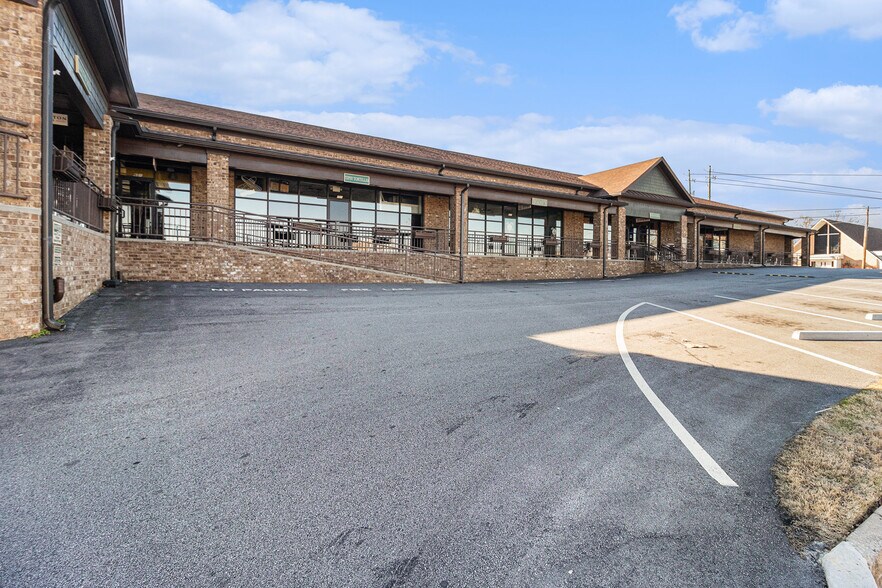 More Photos Of 1105 Main St, Forest Park Freestanding For Lease