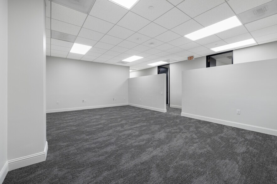 More Photos Of 17 S Briar Hollow Ln, Houston Office Residential For Lease