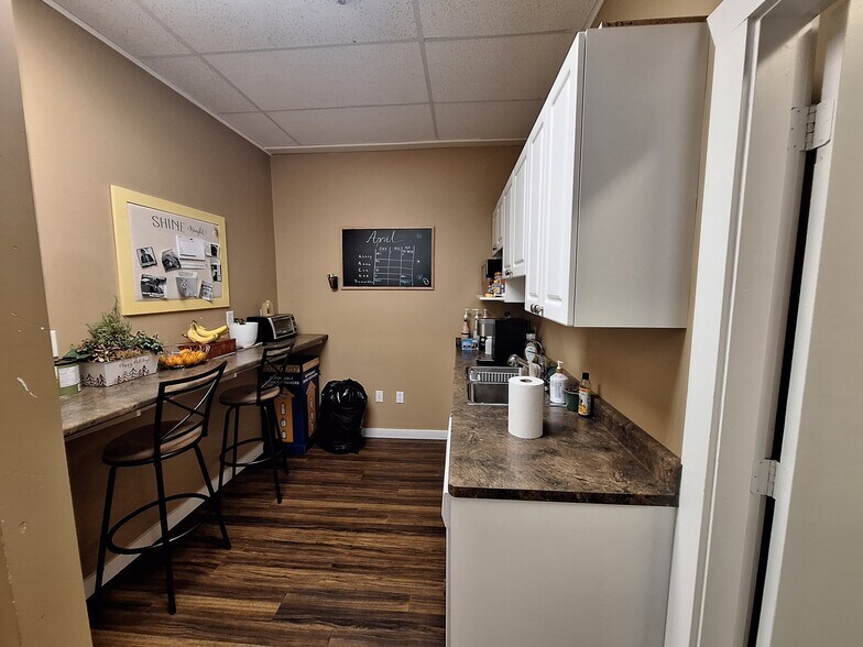 More Photos Of 1808 Bowen Rd, Nanaimo General Retail For Lease