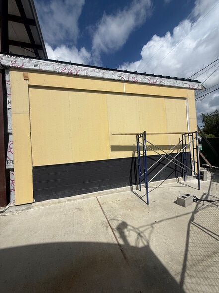 More Photos Of 1103 W Cavalcade St, Houston Industrial For Lease
