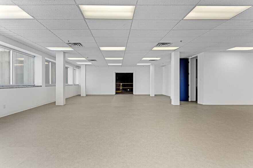 More Photos Of 156 Parkshore Dr, Brampton Warehouse For Lease