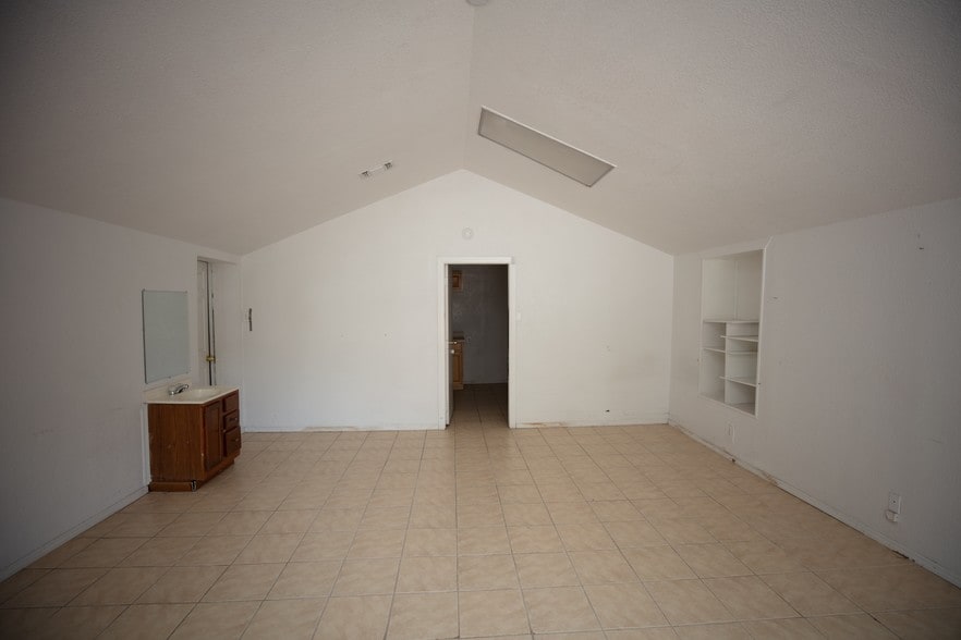 More Photos Of 6628 Crestway Dr, San Antonio Flex For Sale