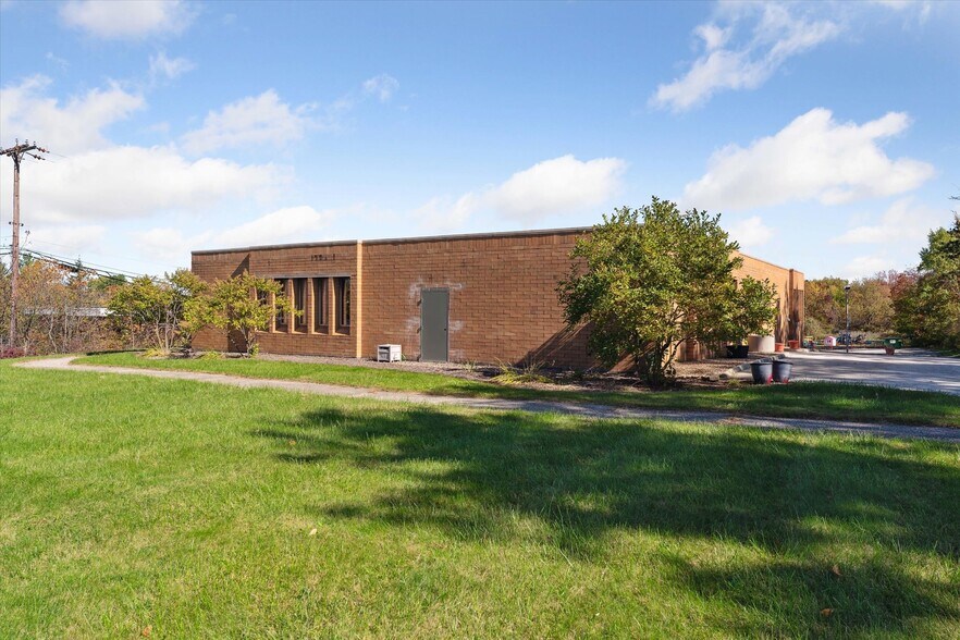 More Photos Of 3333 Brecksville Rd, Richfield Office For Sale