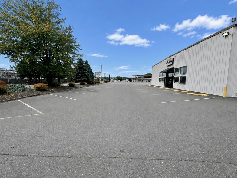 More Photos Of 902 Industrial Way, Longview Warehouse For Sale