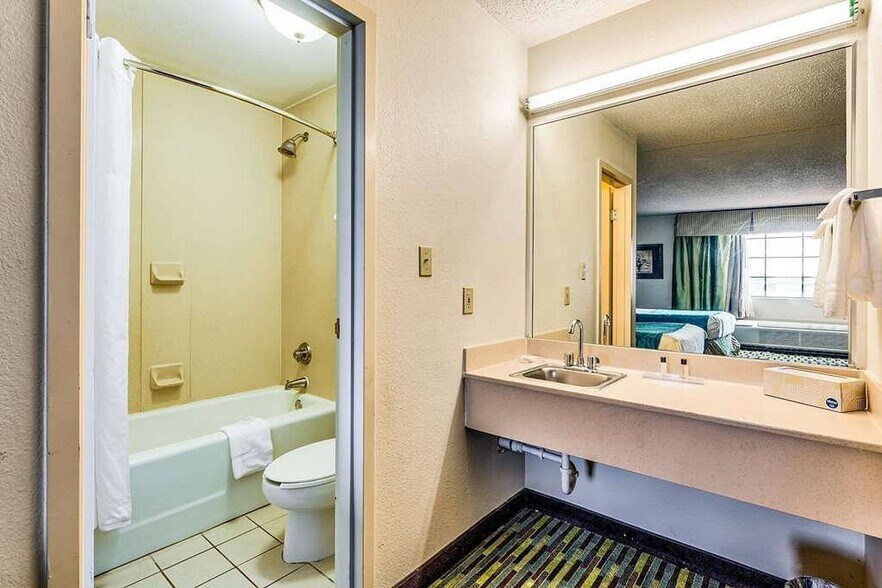 More Photos Of 221 E Kellogg St, Wichita Hotel For Sale
