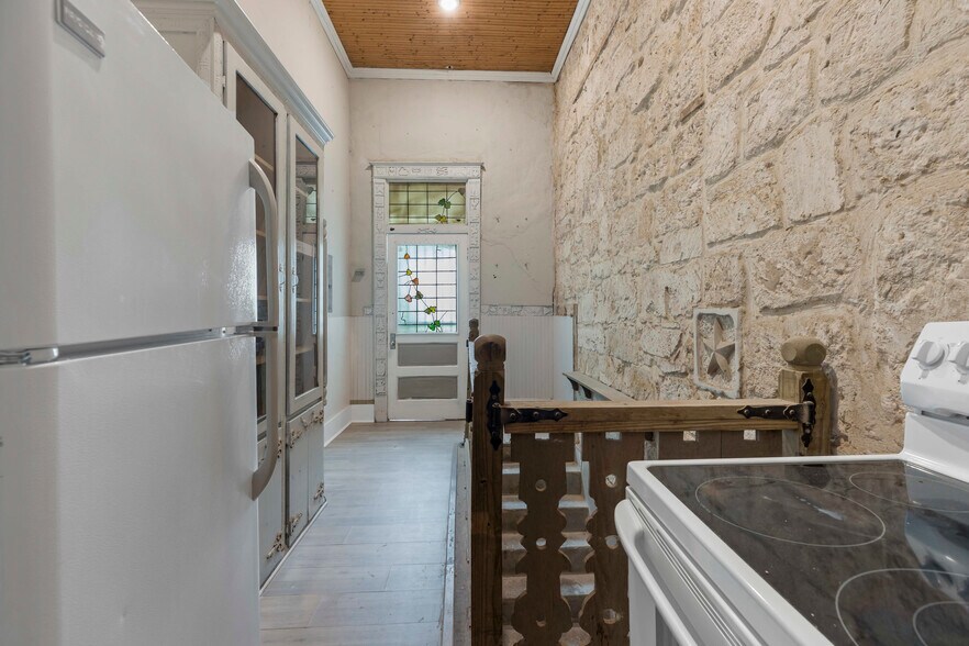 More Photos Of 2024 S Flores St, San Antonio Storefront Retail Residential For Sale
