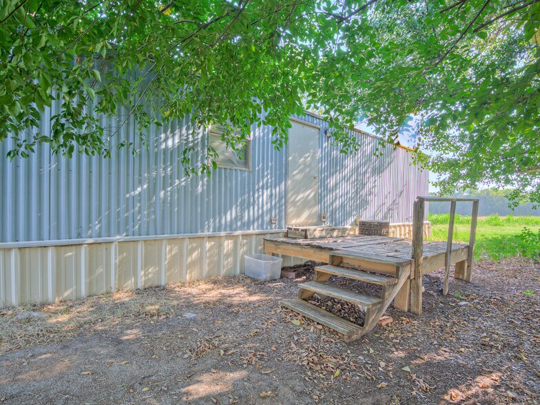 More Photos Of 16109 State Highway 33, Kingfisher Storefront Retail Office For Sale