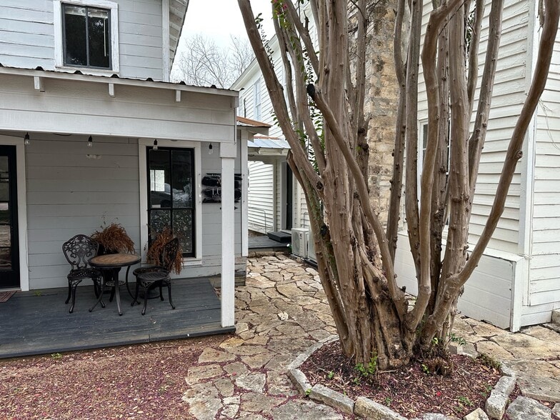 More Photos Of 7 N Main St, Salado Loft Creative Space For Lease