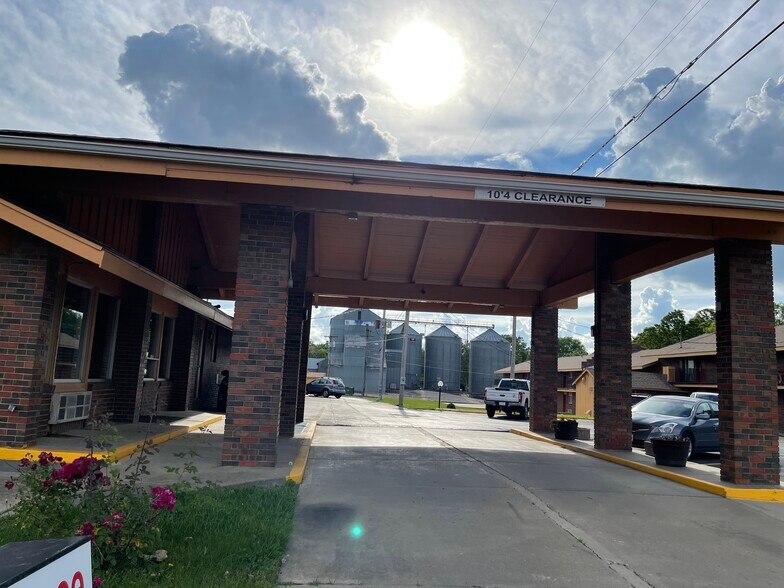 More Photos Of 14 N State St, Iola Hotel For Sale