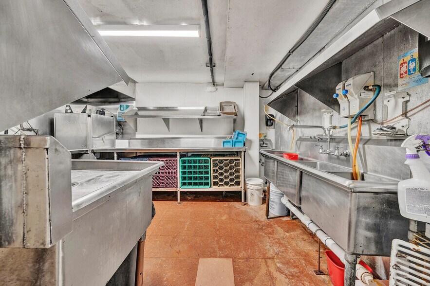 More Photos Of 1041 Harbour Inn Ln, Moneta Restaurant For Sale