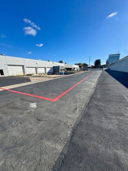 More Photos Of 1917-1921 E Mariposa Ave, El Segundo Warehouse For Lease
