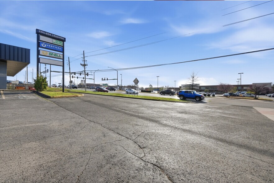 More Photos Of 3416-3422 N College Ave, Fayetteville Unknown For Lease