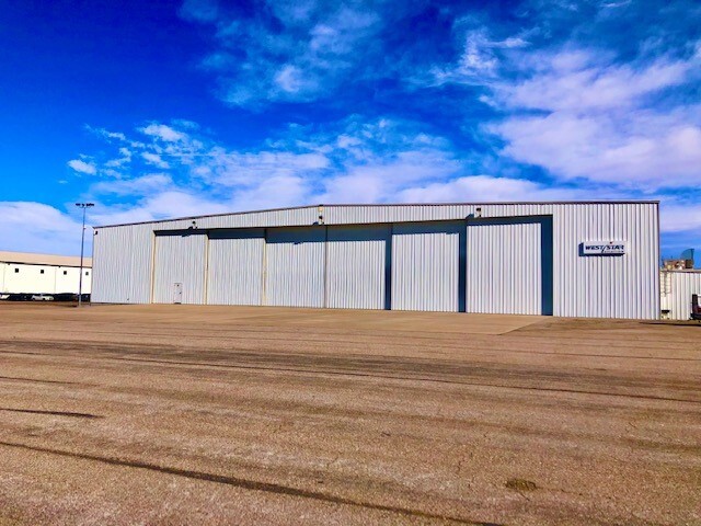 Primary Photo Of 7761 S Peoria St, Englewood Airplane Hangar For Lease