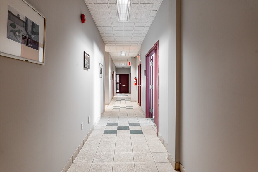 More Photos Of 500 Montée Labossière, Vaudreuil-dorion Service For Lease